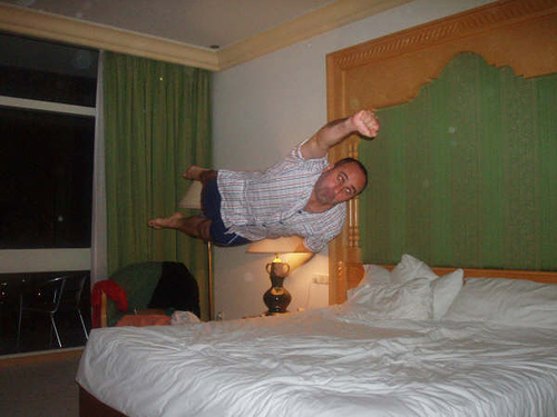si, a mi tambien me gustaria estar haciendo otras cosas en la cama que no fuera hecer el gilipollas.jpg
